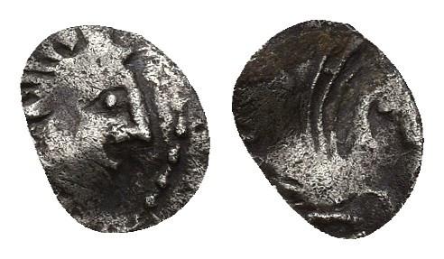 3031 - HISPANIA ANTIGUA. Divisores de imitación emporitana. Divisor. A/ Cabeza masculina a der. R/ Pegaso volando a der., ¿debajo dos glóbulos? AR 0,12 g. 6,6 mm. ACIP-526. Fragmento. BC+.