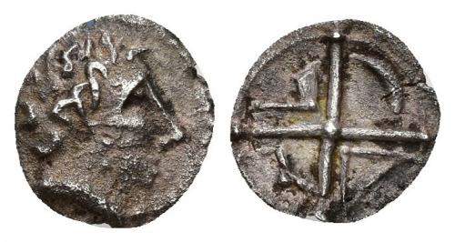 3032 - HISPANIA ANTIGUA. Divisores de imitación masaliota. Tritartemorion. A/ Cabeza femenina a der. R/ Rueda de 4 radios, en los cuarteles hacha, creciente, M y A. AR 0,38 g. 9,6 mm. ACIP-471. CC-971, mismo ejemplar. Pequeñas roturas al borde. MBC. Rarísima. Ex colección Cores.