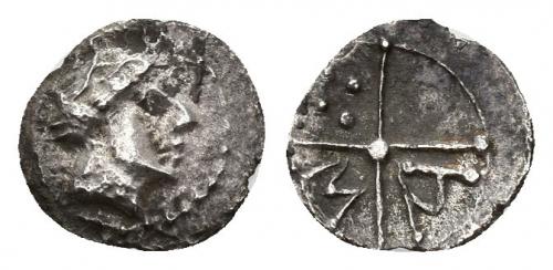3033 - HISPANIA ANTIGUA. Divisores de imitación masaliota. Tritartemorion. A/ Cabeza femenina a der. R/ Rueda de 4 radios, en los cuarteles 4 glóbulos, M y A. AR 0,18 g. 8,3 mm. ACIP-476. CC-980, mismo ejemplar. Pequeñas roturas al borde. MBC. Rarísima. Ex colección Cores.