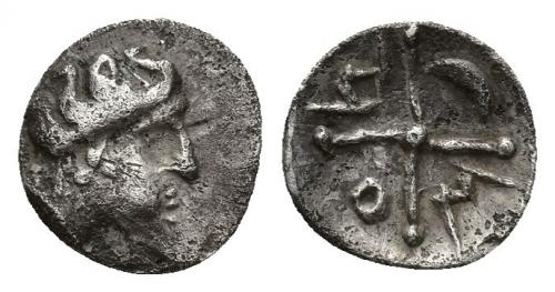 3035 - HISPANIA ANTIGUA. Divisores de imitación masaliota. Tritartemorion. A/ Cabeza femenina a der. R/ Rueda de 4 radios, en los cuarteles círculo, creciente, M y A. AR 0,34 g. 9,1 mm. ACIP-489. CC-1001, mismo ejemplar. BC+/MBC. Rarísima. Ex colección Cores.