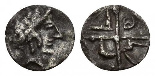 3036 - HISPANIA ANTIGUA. Divisores de imitación masaliota. Tritartemorion. A/ Cabeza femenina a der. R/ Rueda de 4 radios, en los cuarteles círculo, creciente, M y A. AR 0,28 g. 9,4 mm. ACIP-490. CC-1004, mismo ejemplar. MBC-/MBC. Rarísima. Ex colección Cores.