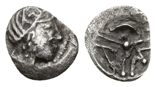 3037 - HISPANIA ANTIGUA. Divisores de imitación masaliota. Tritartemorion. A/ Cabeza femenina a der. R/ Rueda de 3 radios, en los espacios creciente, M y A. AR 0,32 g. 9 mm. ACIP-No. CC-1007, mismo ejemplar. BC+/MBC-. Ex colección Cores.