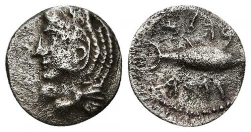 3038 - HISPANIA ANTIGUA. GADIR. Hemidracma. A/ Cabeza de Melkart con leonté a izq. R/ Atún a der.; encima y debajo ley. fenicia mp'l/'gdr. AR 1,49 g. 12,7 mm. I-1308. ACIP-634. Porosidades. MBC.