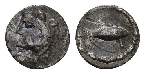 3039 - HISPANIA ANTIGUA. GADIR. Hemióbolo. A/ Cabeza de Melkart a izq. R/ Atún a der. AR 0,33 g. 8,5 mm. I-1310. ACIP-636. Raspaduras en campos. MBC.