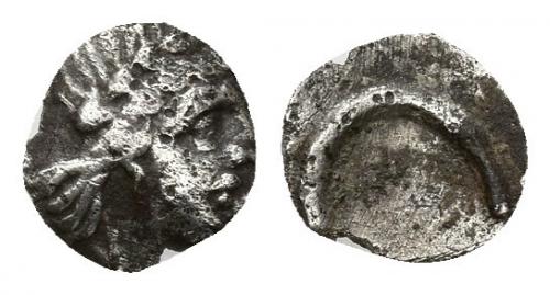 3043 - HISPANIA ANTIGUA. Divisores inciertos. S. III a.C. Hemióbolo. R/ Cabeza de Apolo a der. R/ Creciente . AR 0,22 g. 6,6 mm. I-562. ACIP-529 vte. Roturas en los bordes. MBC-/MBC.