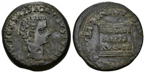 3044 - HISPANIA ANTIGUA. ITALICA. Tiberio. As. A/ Cabeza a der. R/ Altar con ley. PROVIDE/NTIAE/AVGVSTI. AE 14,8 g. 29,5 mm. I-1593. APRH-65. ACIP-3333. Rev. ligeramente descentrado. Pátina oscura. MBC.