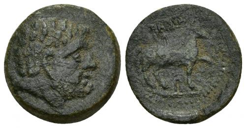 105 - HISPANIA ANTIGUA. NABRISA. Semis. A/ Cabeza masculina barbada a der. R/ Caballo al paso a der., encima NA y encima BRISSA. AE4,2 g. 19,36 mm. I-1766. ACIP-2635. Pátina verde oscuro. BC+. Rarísima.