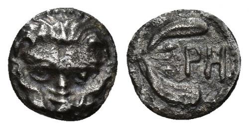 3076   -  GRECIA ANTIGUA. BRUTTIUM. Rhegium. Litra (c. 415-387 a.C.). A/ Cabeza frontal de león. R/ Rama de olivo; PH. AR 0,53 g. 9 mm. COP-1936. SBG-503. MBC/MBC-. Ex colección Guadán, 1514.