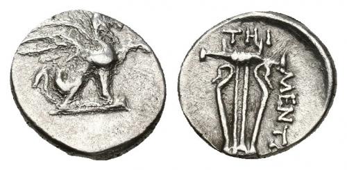 220   -  GRECIA ANTIGUA. JONIA. Teos (320-294 a.C.). Dióbolo. A/ Grifo sentado a der. R/ Lira; THI, a der. MENTW(R). AR 0,86 g. 10,45 mm. COP-No. SBG-No. MBC+. Rara.