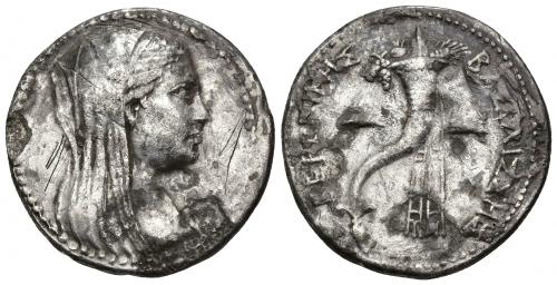 227 - GRECIA ANTIGUA. EGIPTO. Ptolomeo III. Pentadracma (246-221 a.C.). A/ Cabeza de Berenice velada a der. R/ Cornucopia con frutos entre dos pilei; BERENIKHS BASILISHS. AR 19,00 g. 32 mm. SBG-7801. Rayas y oxidaciones. MBC-. Rara.