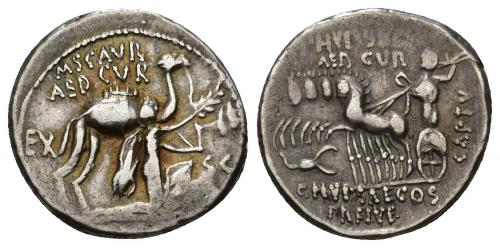 253   -  REPÚBLICA ROMANA. AEMILIA. M. Aemilius Scaurus y Pub. Plautius Hypsaeus. Denario. Roma (58 a.C.). A/ Aretas de rodillas con rama de olivo, detrás camello; M SCAVR/AED CVR, en campo S-C, exergo (REX ARETAS). R/ Júpiter en cuadriga a izq., bajo los caballos escorpión; (P). HVPSAE/ AED CVR, exergo C HVPSAE COS/PREIVE, detrás CAPTV. AR 3,59 g. 18,60 mm. CRAW-422.1b. FFC-122. MBC. 