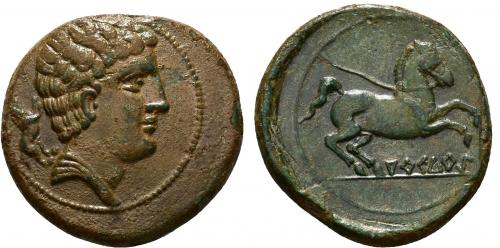 27 - HISPANIA ANTIGUA. ARKETURKI. Semis. A/ Cabeza masculina a der., detrás jabalí. R/ Caballo al galope con rienda suelta a der., debajo, sobre línea, ARKeTuRKi. AE 11,05 g. 28 mm. I-76. ACIP-1284. Algo descentrada. Bonitas pátinas, marrón en anv. y verde en rev. Pieza excepcional. EBC. Muy rara. Ex subasta Jesús Vico, 143, lote 10.