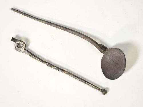 2031   -  ROMA. Imperio Romano. Lote de 2 objetos de instrumental médico: una cuchara y un cabo de cuchara (ss. II-IV d.C.). Plata. Longitud 10 cm y 13, 5 cm.
