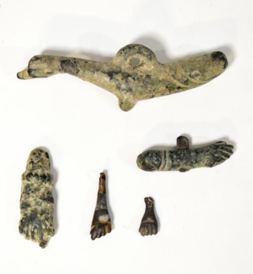 2034   -  ROMA. Imperio Romano. Lote de 5 objetos: tres amuletos fálicos dobles y dos higas (ss. I-II d.C.). Algunos han perdido la anilla. Bronce. Longitud entre 1,2 y 6,5 cm.