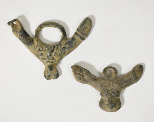 2035   -  ROMA. Imperio Romano. Lote de 2 amuletos fálicos dobles, con higa y anilla (ss. I-II d.C.). Bronce. Longitud 6,2 cm y 6,7 cm.
