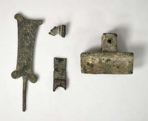 2036 - ROMA. Imperio Romano. Lote de 4 objetos : fragmento de mango, aplique en forma de cabeza de felino, mango de espejo y elemento de sujeción mobiliaria (ss. I-IV d.C.). Bronce. Longitud 1,8-4,1 cm.