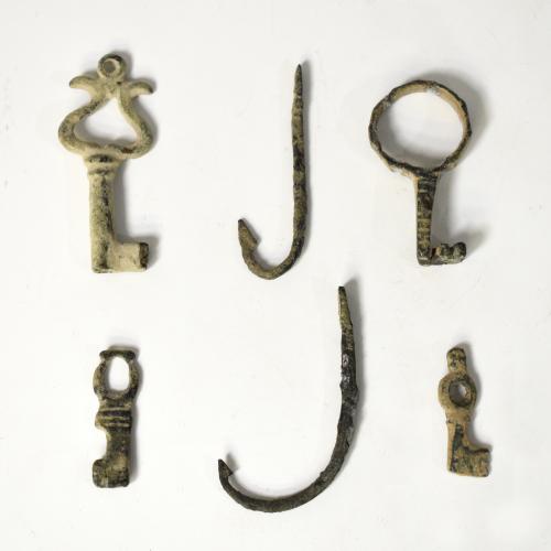 2040   -  ROMA. Imperio Romano. Lote de 5 objetos: dos anzuelos y cuatro llaves (ss. I-IV d.C.). Bronce. Longitud de 2,5 a 4,5 cm.