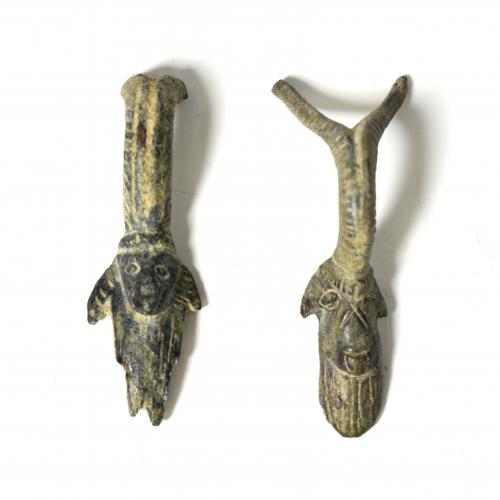 2042   -  ROMA. Imperio Romano. Lote de 2 figuras en forma de cabezas de bóvidos (ss. I-III d. C). Bronce. Longitud 6 cm.