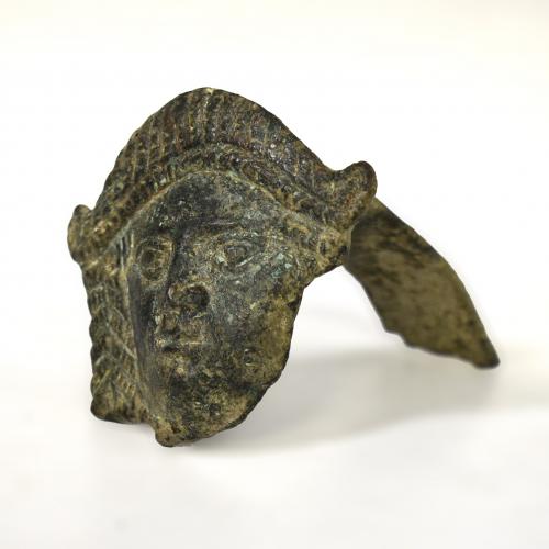 2043   -  ROMA. Imperio Romano. Asa curva de lucerna con representación de máscara teatral (fines I d.C.). Bronce. Longitud 10,5 cm.