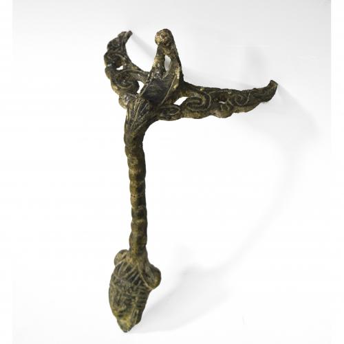 2044 - ROMA. Imperio Romano. Asa de jarra (ss. I-III d.C.). Bronce. Remate con cabeza femenina y parte superior con volutas y roleos. Altura 18 cm.
