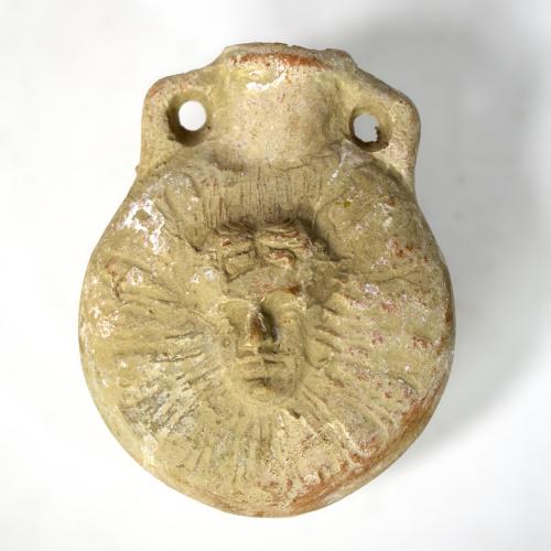 2065   -  ROMA. Imperio Romano. Ampulla con representación frontal deL Sol en ambas caras (ss. I-IV d.C.). Terracota. Altura 8,8 cm.