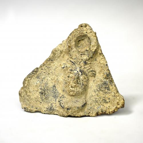 2068 - ROMA. Imperio Romano. Placa triangular, con representación de cabeza femenina de frente con arandela (ss. I-IV d.C.). Plomo. Altura 7,2 cm.
