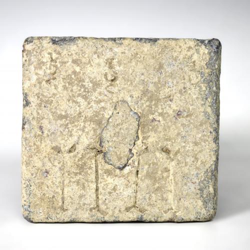 2069 - ROMA. Imperio Romano. Placa (ss. I-IV d.C.) con inscripciones. Plomo. Dimensiones 10,1 x 9,2 cm.