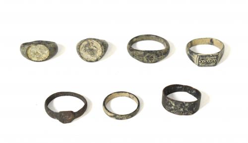 2079   -  ROMA, PERÍODO MEDIEVAL Y EDAD MODERNA. Lote 8 anillos (ss. I-II d.C.; XIII-XV d.C. y XVI-XVIII d.C.). Bronce. Diámetro exterior de 2cm a 2,5 cm.