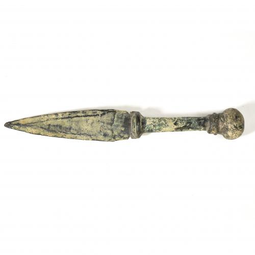 2083   -  PUEBLOS GERMÁNICOS. Período visigodo. Cuchillo (ss. IV-VII d. C). Bronce. Longitud 24,7 cm.