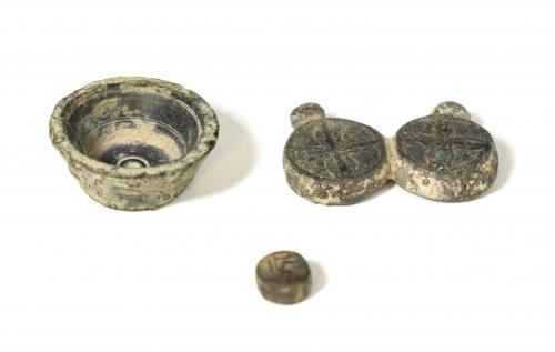 2084   -  PERÍODO MEDIEVAL. Lote de 3 objetos: pesita, dos precintos de bronce unidos y pendulito (ss. VI-V a.C.). Ponderal de medio dinar, con la palabra 