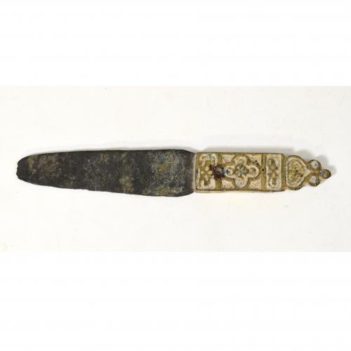 2085   -  PERIODO MEDIEVAL. Cuchillo con mango injertado decorado (ss. XII-XIV d.C.). Bronce y plomo. Longitud 12,8 cm.