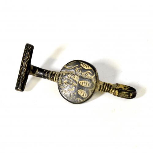 2086 - PERÍODO MEDIEVAL. Fíbula (ss. XIII-XV d.C.). Bronce y dorado. Con decoración con ataujía. Longitud 5,5 cm.