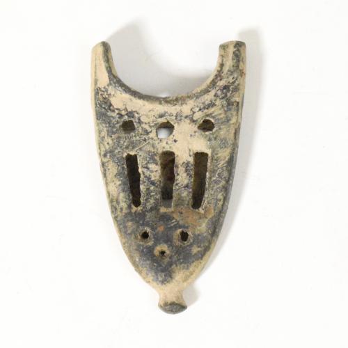 2087   -  PERÍODO MEDIEVAL. Contera de vaina (ss. XIII-XV d.C.). Bronce. Longitud 5, 5 cm.