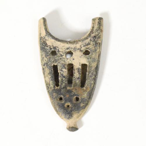 2087 - PERÍODO MEDIEVAL. Contera de vaina (ss. XIII-XV d.C.). Bronce. Longitud 5, 5 cm.