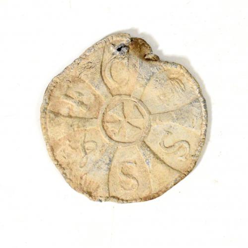 2090   -  EDAD MODERNA. Placa circular (XV-XVI d.C.). Plomo. Cruz central e inscripción alrededor SSVEC. Diámetro 4,1 cm.