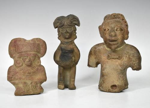 2094   -  PREHISPÁNICO. Lote de 3 exvotos. Cultura Maya (550-950 d. C.). Terracota. Uno de ellos conserva restos de policromía. Uno de ellos con la cabeza pegada. Altura de 10,5 a 14 cm.