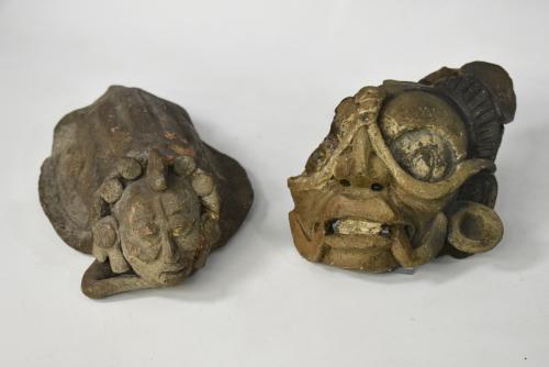 2097   -  PREHISPÁNICO. Lote de 2 figuras: un fragmento de máscara y una figura en el interior de un caparazón de tortuga. Cultura Maya (550-950 d. C.) y Moche (150-700 d. C.). La máscara se encuentra fragmentada y reconstruida. Terracota. Longitud 20 cm y 22 cm.