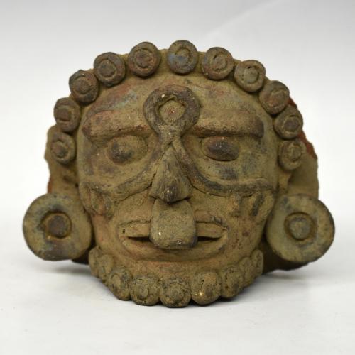2098   -  PREHISPÁNICO. Máscara ritual. Cultura Maya (550-950 d. C.). Terracota. Restos de policromía. Longitud 13 cm.