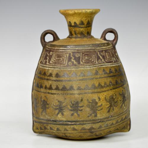 2102   -  PREHISPÁNICO. Botella con asas con decoración geométrica y zoomorfa. Cultura inca (s. XIV). Terracota. Restos de policromía. Altura 20 cm.