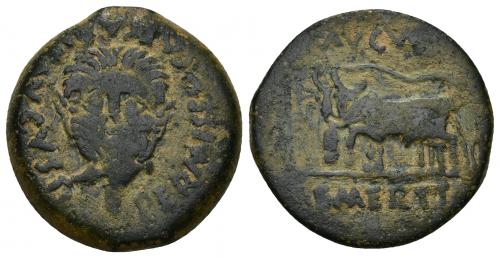 45 - HISPANIA ANTIGUA. EMERITA. As. A/ Cabeza masculina frontal barbada vertiendo agua de un ánfora bajo ella; PERMISSV CAESARIS AVGVSTI. R/ Yunta fundacional a izq.; encima (AVGVSTA), debajo (EM)ERITA. AE 11,83 g. 24,9 mm I-1009. APRH-11b. ACIP-3373a. Pátina oscura. MBC-.