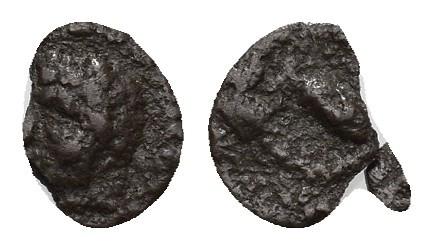 55 - HISPANIA ANTIGUA. GADIR. Hemióbolo. A/ Cabeza de Melkart con leonté a izq. R/ Atún. AR 0,38 g. I-1310. ACIP-636. fragmentada en 3 trozos. RC.