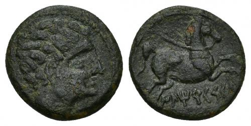 62 - HISPANIA ANTIGUA. ILTIRKESKEN. Mitad. A/ Cabeza masculina con cuello vestido a der., detrás palma (no visible). R/ Caballo con rienda suelta a der., debajo ILTiRKeSKEN. AE 4,6 g. 18,1 mm. I-1450. ACIP-1389. Pátina verde oscuro rugosa. MBC. Rara. Ex Áureo, 14-6-1994, lote 303.