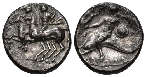 16 - GRECIA ANTIGUA. CALABRIA. TARENTO. Didracma (281-240 a.C.). A/ Dioscuros cabalgando a izq., encima F, debajo (S)ODA(MOS). R/ Taras cabalgando delfín a izq. con escudo y lanzas y coroando por Niké volando frente a él, en campo U, detrás TARAS no visible. AR 6,10 g. 20,1 mm. COP-830 vte. SBG-371 vte. Erosiones. MBC+.