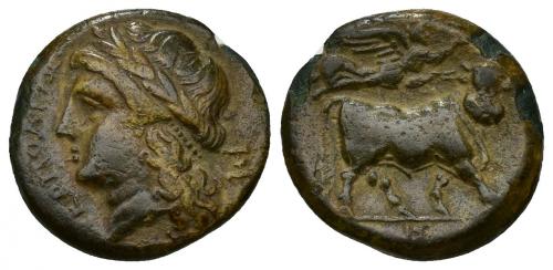 23 - GRECIA ANTIGUA. CAMPANIA. NEAPOLIS. AE-19 (c. 270-240 a.C.). A/ Cabeza de Apolo laureada a izq.; delante NEOPOLITON, etrás símbolo. R/ Toro androsopo a der. coronado por Niké, exergo IS. AE 4,07 g. 18 mm. COP-513 vte. SBG-557 vte. Pátina marrón con erosiones en el canto. MBC-.