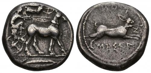 24 - GRECIA ANTIGUA. SICILIA. MESSANA. Tetradracma (461-396 a.C.). A/ Biga de mulas a der. coronadas por Niké, en exergo hoja de olivo. R/ Liebre corriendo a der., alrededor MESSANION. AR 17,04 g. 24,4 mm. COP-345 vte. SBG-847. MBC-.