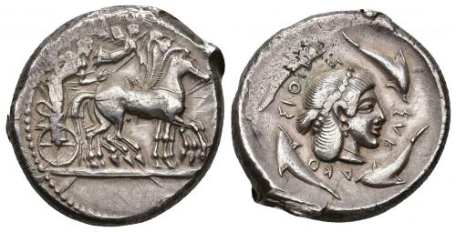 25 - GRECIA ANTIGUA. SICILIA. SIRACUSA. Tetradracma (485-465 a.C.). A/ Cuadriga a der. coronada por Niké volando. R/ Cabeza de Aretusa a der. rodeada por 4 delfines; SIRAKOSION. AR 17,37 g. 25,3 mm. COP-628. SBG-921. Leves vanos. MBC+.