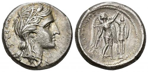 26 - GRECIA ANTIGUA. SICILIA. SIRACUSA. Tetradracma . Agatocles (310-304 a.C.). A/ Cabeza de Perséfona a der., detrás KORAS. R/ Niké a der. construyendo trofeo; detrás AGAQOKLEIOS. AR 16,80 g. 24,7 mm. COP-766. SBG-972. MBC+/EBC-.