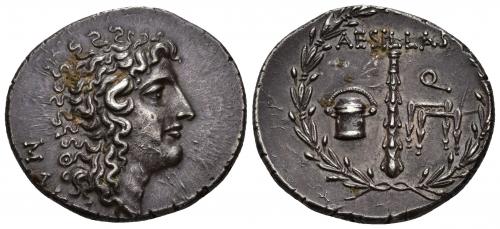 33 - GRECIA ANTIGUA. MACEDONIA. THESALONICA. Aesillas. Tetradracma (93-92 a.C.). A/ Cabeza de Alejandro con cuernos de Amón a der.; MA(KEDONWN). R/ Clava entre cofre y silla, alrededor láurea, en campo AEASILLAS/Q. AR 16,89 g. 28 mm. COP-1327 ss. SBG-1467. Pátina gris. EBC-. Ex subasta Jesús Vico, 37 (26-3-1998), lote 87.