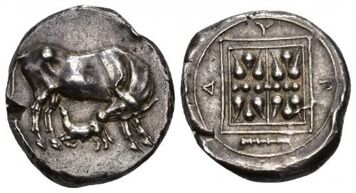 36 - GRECIA ANTIGUA. ILIRIA. Dyrrachion. Estátera (c. 450-350 a.C.). A/ Vaca amamantando ternero a der. R/ Cuadrado con decoración, debajo clava; DUR. AR 11 g. 2,1 mm. COP-421 ss. SBG-1890. Rayitas. Cospel abierto. EBC-.