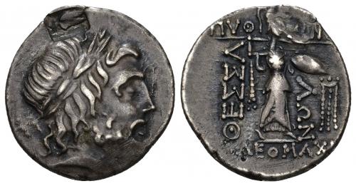 37 - GRECIA ANTIGUA. LIGA TESALIA. Didracma (196- s. I a.C.). A/ Cabeza de Zeus con corona de roble a der. R/ Atenea a der. con escudo y blandiendo lanza; QESSALWN, PUQ(WNOS)/ (K)LEOMAX(IA), delante trípode. AR 5,86 g. 22,8 mm. COP-293. SBG-2233 vte. Contramarca en anv. MBC.
